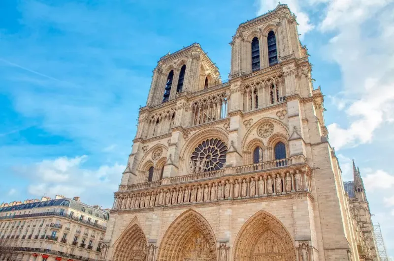 Notre-Dame de Paris en reconstruction, symbole de renaissance et d’espoir